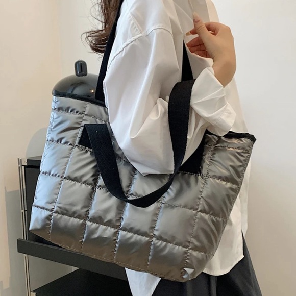 โ
Metallic Futuristic Style Colorblock Tote Bagโ
- Picture 6 of 12